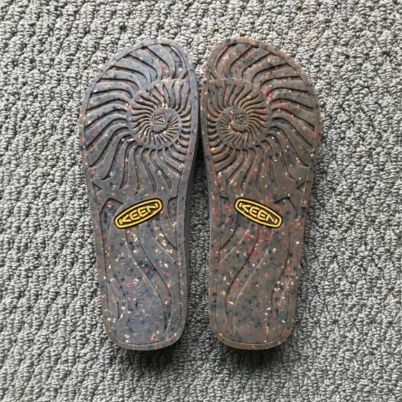 Women's KEEN Footwear Harvest Flip Flop Sandal Size 7 In Black/Gray/Multicolor - Picture 4 of 11